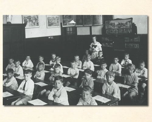 foto/St-Martinusschool_met_onderwijzeres_juffrouw_Schrijvers_1936 