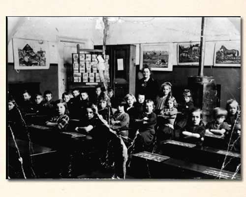 klaslokaal_met_klassikale_leesplank_en_leesplankjes_1925