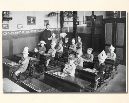 klaslokaal_met_leesplankjes_St-jozefschool_Tilburg_1932